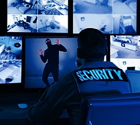 guardia de seguridad observa un monitor para alertar