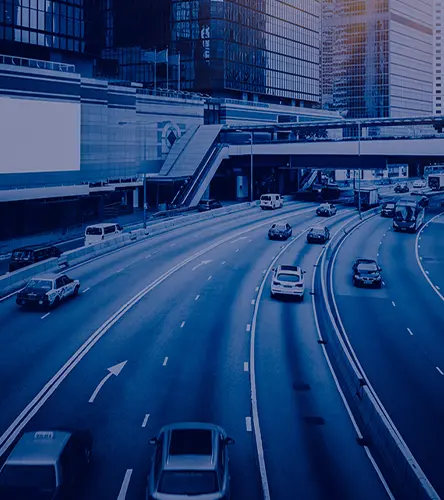 por qué golán gps imagen en tonos azules de ciudad con autopistas y carros circulando