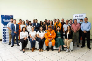 Participantes de charla sobre incendios con golan y bomberos de varias empresas e industrias de el salvador