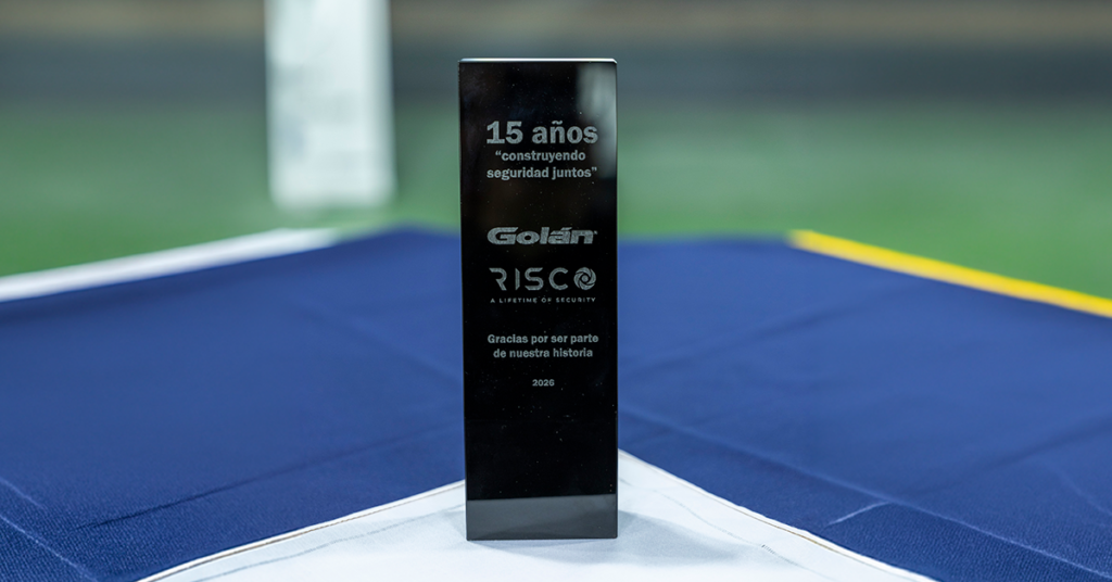 15 Años de Alianza Estratégica: Golán y RISCO Fortalecen la Seguridad en Centroamérica 1 Trofeo conmemorativo 15 años de alianza Golán y RISCO construyendo seguridad juntos